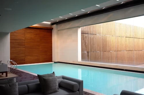 Piscina interior en un espacio de bienestar