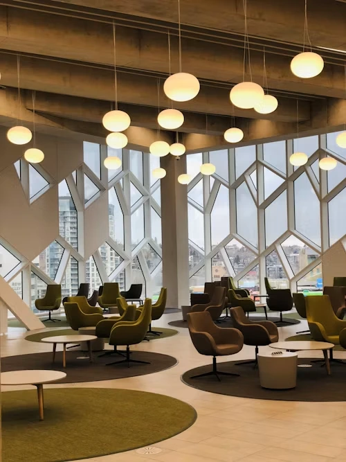 Salón con grandes ventanales