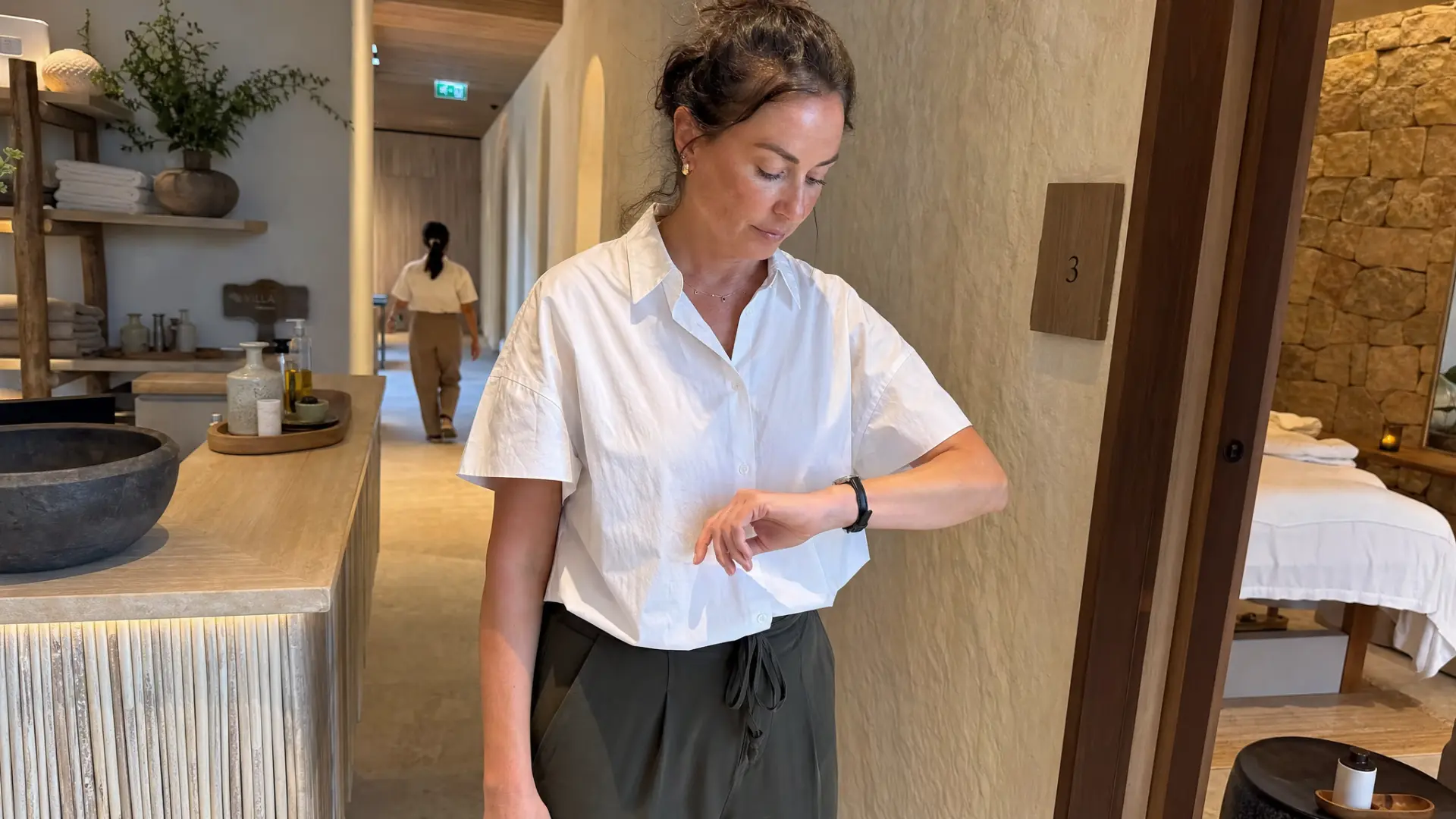 Spa manager comprobando el tiempo durante la operativa del spa