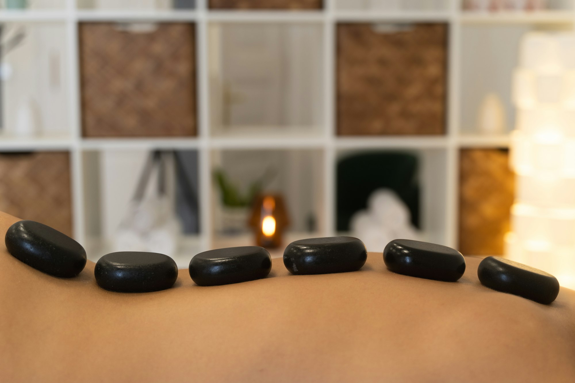 Piedras calientes sobre la espalda