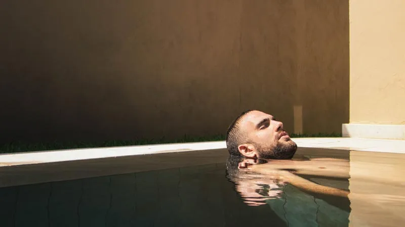 Pareja relajándose en un spa