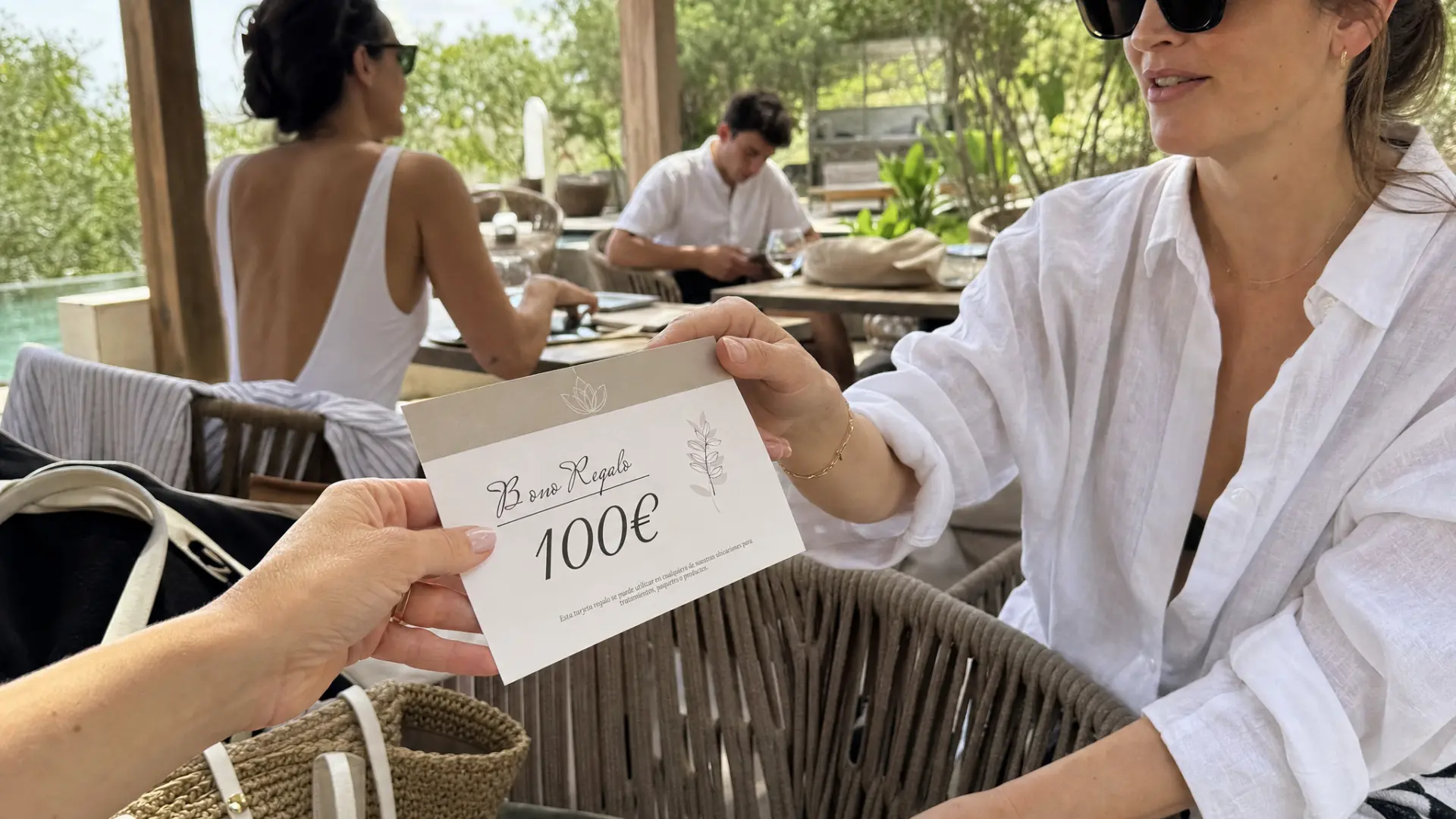 Entrega de una tarjeta de bono regalo de 100 € en la terraza de un hotel