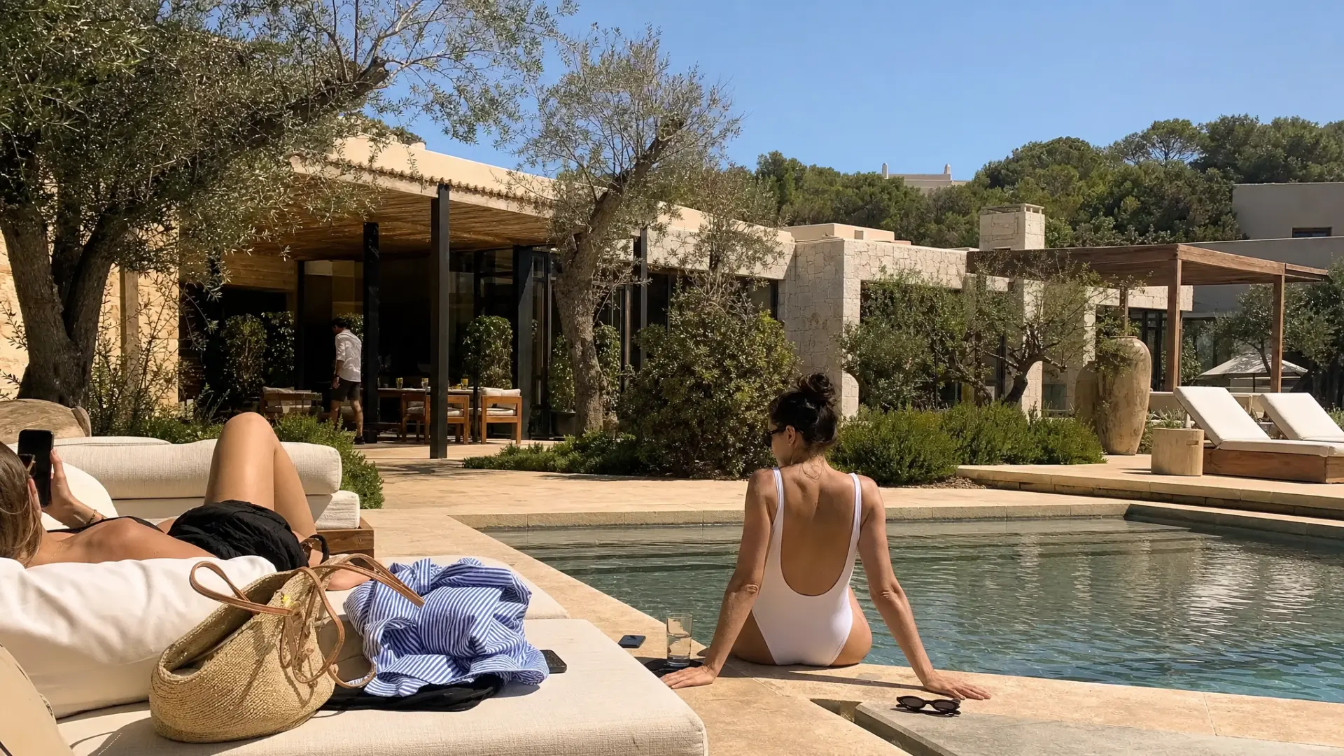Huéspedes disfrutando de una experiencia junto a la piscina de un hotel