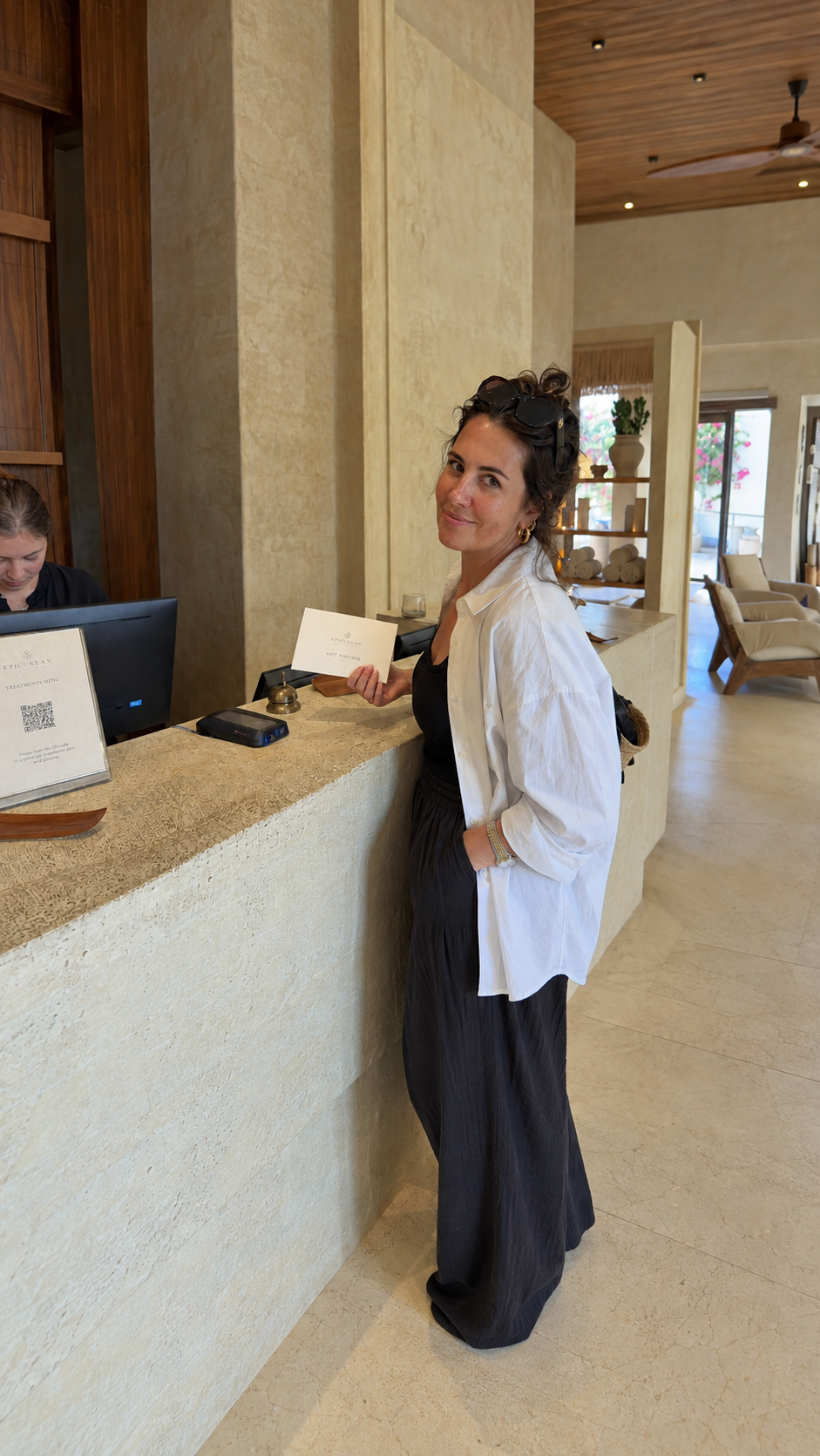Clienta en la recepción de un spa