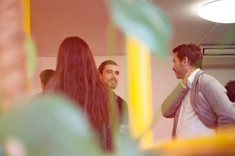 Profesionales del sector conversando en un evento