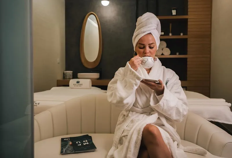 Una clienta disfruta de un té en la sala de relax de un spa